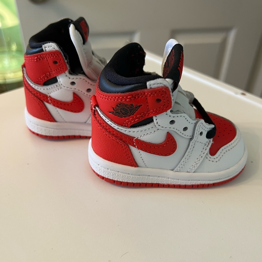 Nike Air Jordan 1 Retro High OG Red and White High-Top Sneakers - size 2c - Picture 2 of 6